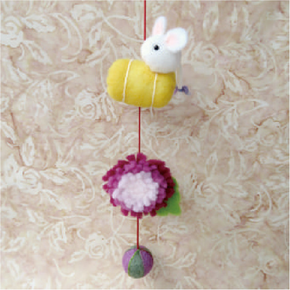 ネズミと菊、鞠の吊るし飾り