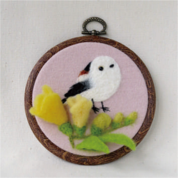 鳥と花の羊毛刺繍　シマエナガとフリージア
